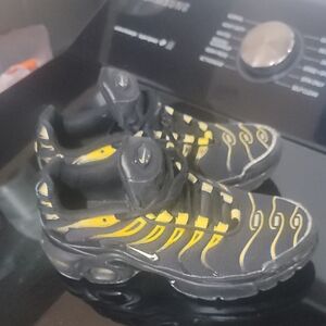 Nike Kids Black and Yellow Patterned Sneakers